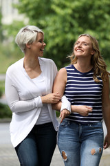 Zwei Frauen lachen 
