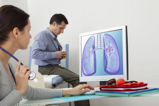 Models On screen, drawing representing a lung cancer of a smoker (with the presence of tar deposits at the level of bronchi)