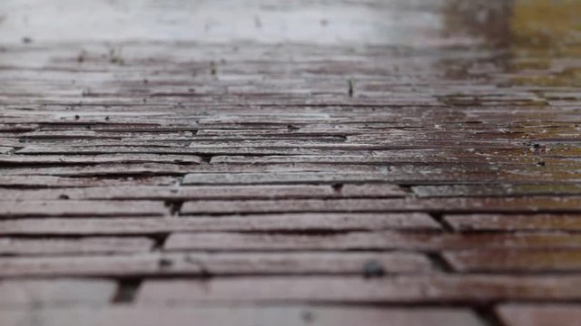 Regen auf Pflastersteine