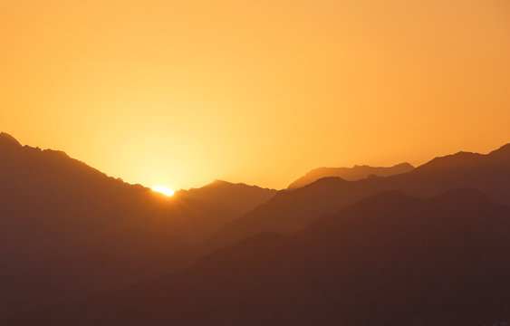 Fototapeta sunrise above mountains in Aqaba, Jordan