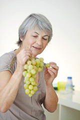 Obraz premium Elderly person eating fruit