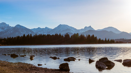 Naklejka premium Bergsee in Abendstimmungmit Bergpanorama schneebedeckt
