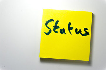 Merkzettel mit Aufschrift "Status"