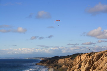 Paraglider über den Klippen von San Diego