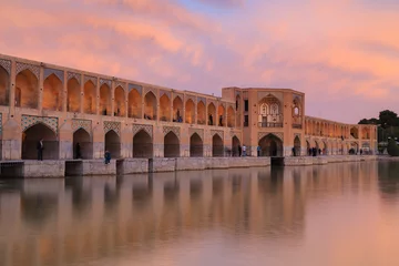 Papier Peint photo Pont Khadjou Pol-e Khaju 132 mètres de long sur la rivière Zayande , il y a 1500 ans, Esfahan, Iran