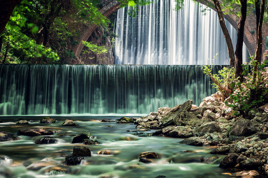 Naturschauspiel mit Wasserfall und Br&uuml;cke