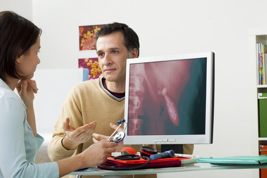 Models On screen, x-ray of biliary lithiases