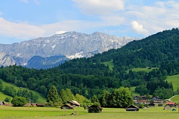 Fototapeta na wymiar Landschaft mit Alpen in der Gegend von Garmisch-Partenkirchen