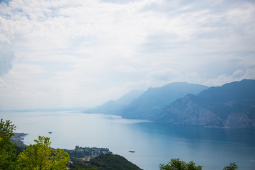 Fototapeta na wymiar Ausblick vom Monte Baldo auf den Gardasee