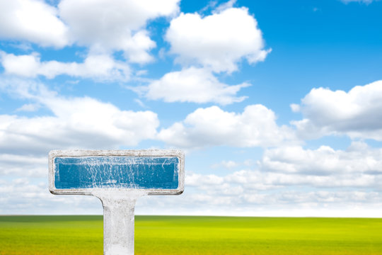 panneau indication direction campagne nuage &eacute;t&eacute; printemps saison localiser g&eacute;olocaliser zone spot endroit
