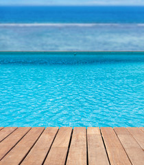 Fototapeta na wymiar piscine à débordement avec vue panoramique sur le lagon 