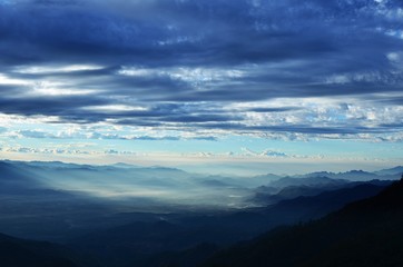 Obraz premium Beautiful layer of mountain with cloudy in the morning 