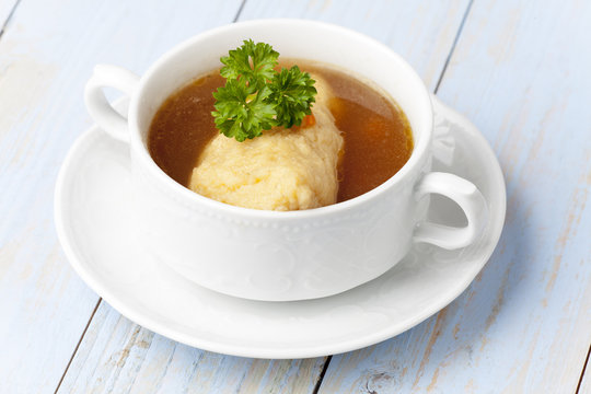 Bayerische Griesnockerl Suppe