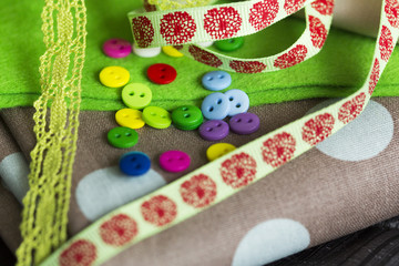 Ткань в крупный горох, зеленый фетр, зеленое кружево, зеленая лента с красным рисунком, разноцветные пуговицы