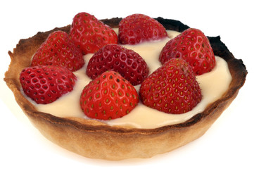Tartelette aux fraises sur fond blanc