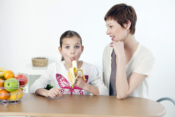 Obraz na płótnie Canvas Child eating fruit