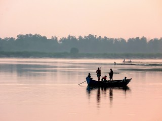 Embarcation sur la Yamuna river au crépuscule (Inde)