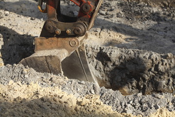 Bagger mit Baagerschaufel auf einer Baustelle