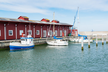 Historische Häuser und Boote im Hafen von Thyborön, Jütland, Dänemark