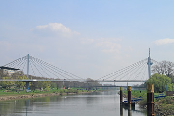 Fototapeta na wymiar Brücke mit Funkturm