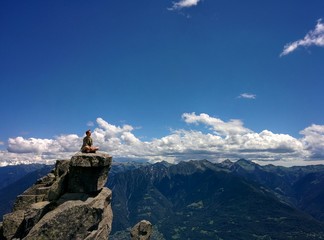 Donna in cima alla montagna