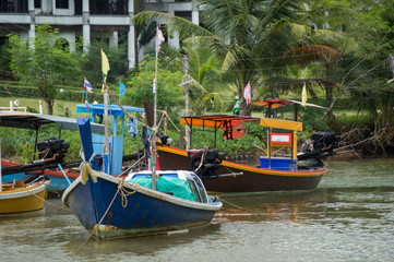 Obraz premium Fishing boats in a small river estuary
