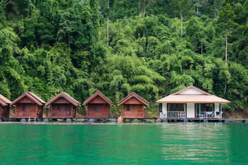 Fototapeta na wymiar Floating bungalows inside Khao Sok National Park