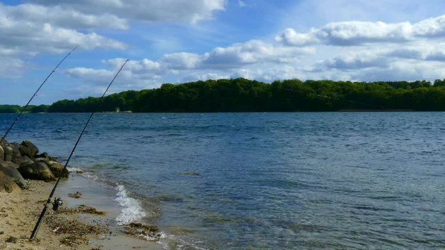 Angeln mit Brandungsruten am Meer