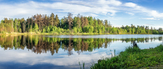 летний пейзаж на Уральской реке с лесом на берегу,...