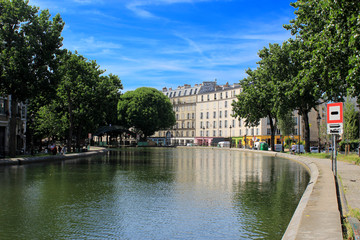 Fototapeta na wymiar Paris - Le long du Canal Saint-Martin