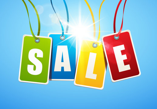 Bunte Sale Etiketten h&auml;ngend mit Himmel und Sonnenschein 