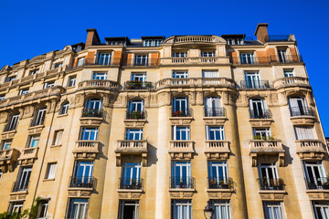 Fototapeta na wymiar facade of a historical building in Paris, France