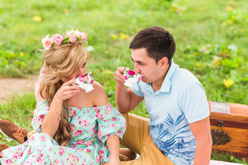 Obraz premium Happy Couple Having Romantic Picnic