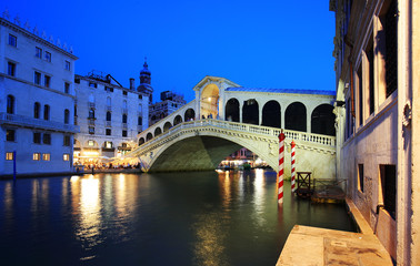 Fototapeta na wymiar Rialto bridge at night, Venice, Italy