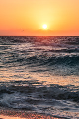 Obraz premium Beautiful tropical sunrise on the beach over ocean, Mexico