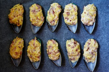 mussles with bacon and cheese