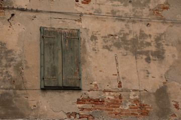 Fenster an altem Haus in Italien
