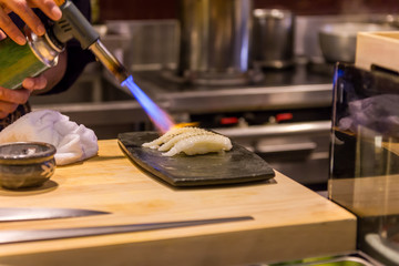 Sushi wird frisch flambiert