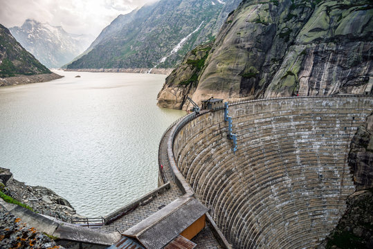 Wasserkraft; Staumauer des Wasserkraftwerks Grimsel, Schweiz, Europa