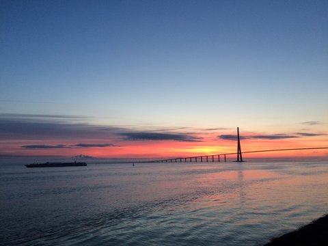 Lever de soleil sur le pont de Normandie