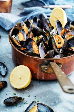 Cooked mussels in a copper pot
