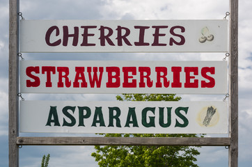 Obraz premium Cherries Strawberries Asparagus Farmstand Sign
