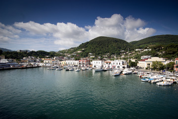 Fototapeta na wymiar petit port sur Ischia
