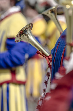 Suonatori di chiarine al corteo storico medievale
