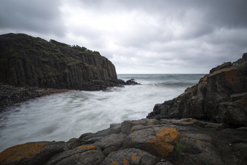 Obraz premium View of seacoast with cliffs.