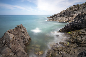 Obraz premium View of seacoast with cliffs.