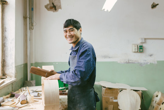 Violoncello maker at work