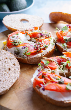 Wholemeal bagels with salmon and cream cheesePreparing bagels