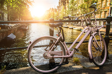 Fototapeta premium Damenfahrrad in Amsterdam im Gegenlicht