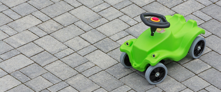 Verlassenes Spielzeugauto